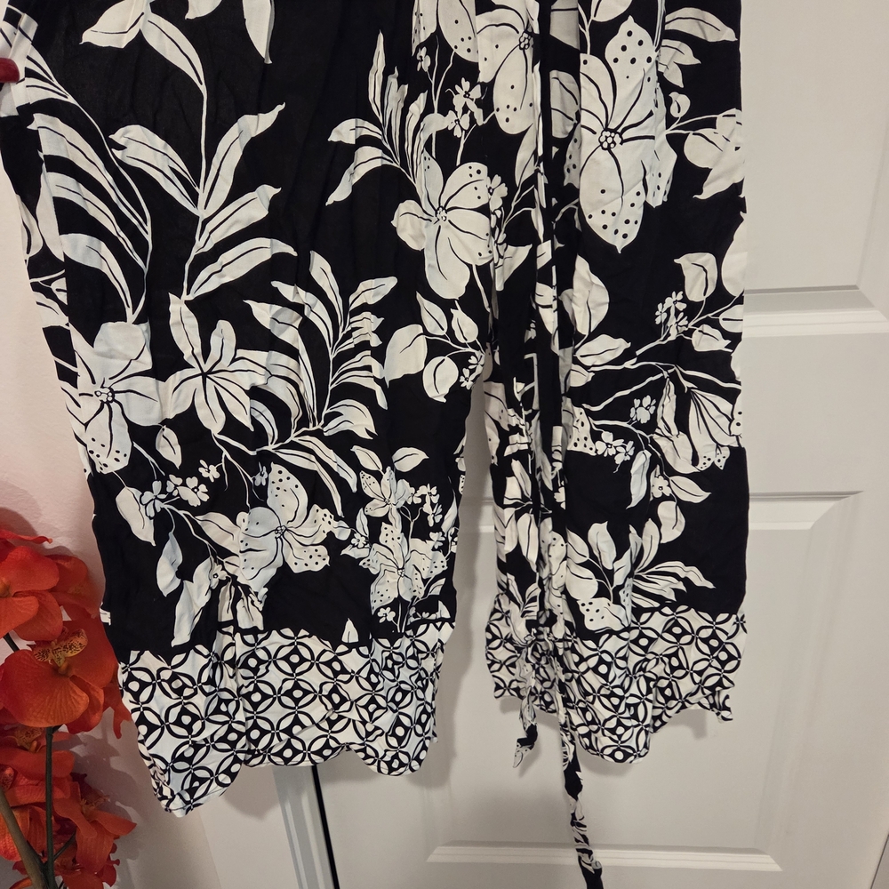 City Chic Black and White Floral Jumpsuit NWT Size 12 - Picture 3 of 4